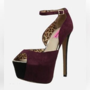 NIB Betsey Johnson Leanah Platform Peep Toe Burgundy and Black High Heels 6